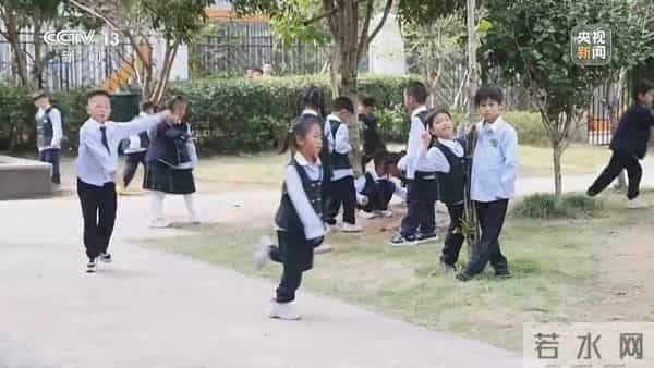 多地中小学喜提秋假,效果如何?“孩子放假、家长不休”这个难题怎么破?