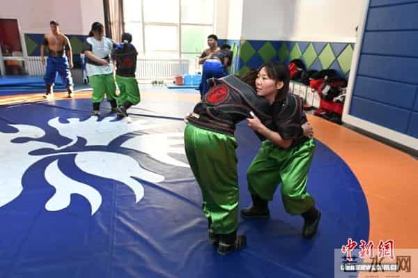 呼和浩特高校搏克课：学生从对抗中学会坚韧