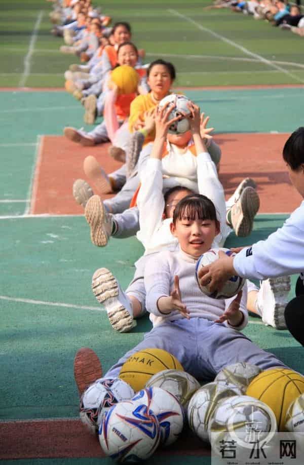 插麦穗、挑担子、抬“小猪”……这场趣味运动会让孩子们玩嗨了