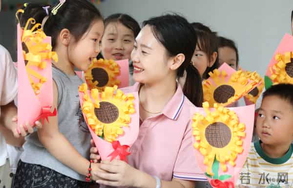 图集｜河南多地欢庆教师节 童心祝福感念师恩