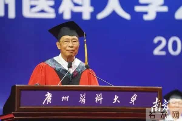 毕业典礼惊现最短致辞，14个字，20秒，全场欢呼！