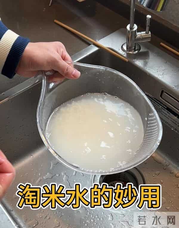 清水拖地等于白拖，教你个绝招，地板光洁如新，一周不拖照样干净