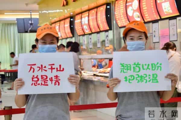 刷屏了！开学季最暖高校横幅来袭，学生：戳中我的小心脏