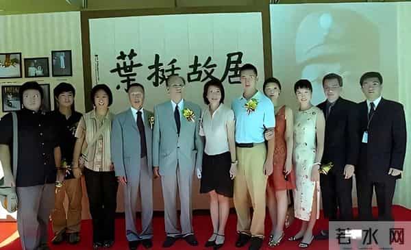 2006年，叶挺后代聚会，站在故居内，留下这一张全家福，难得一见