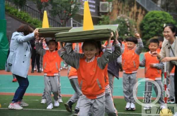 插麦穗、挑担子、抬“小猪”……这场趣味运动会让孩子们玩嗨了