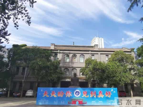 刷屏了！开学季最暖高校横幅来袭，学生：戳中我的小心脏