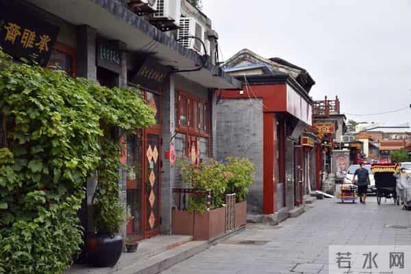 公司新来的00后秘书，第一天上班，就穿了黑丝和包臀裙