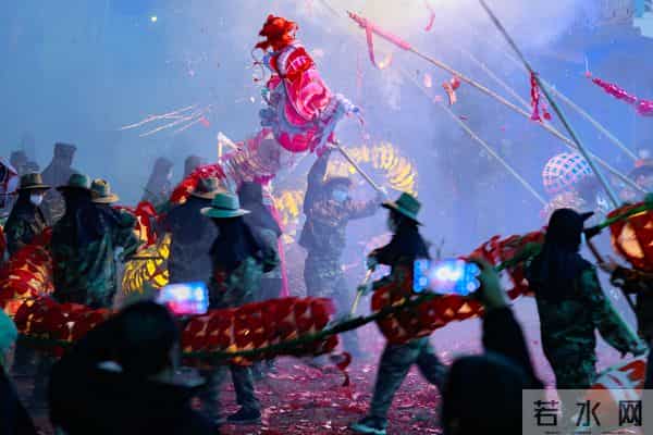 文化中国行·镜头里的非遗年｜“施秉龙灯”闹新春