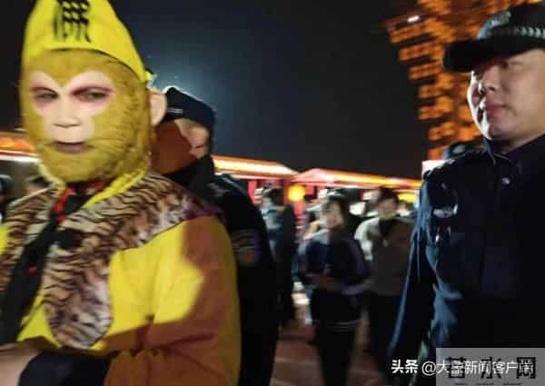 五一过半，趣事一箩筐，不仅人堵了骆驼也堵了……