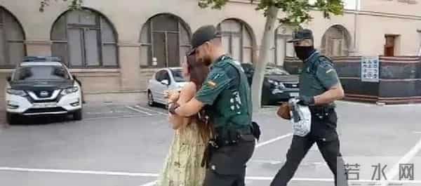 38岁已婚女对18岁的男孩动手动脚，毫无边界感！现已被抓