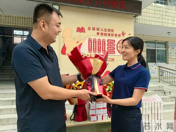 图集｜河南多地欢庆教师节 童心祝福感念师恩