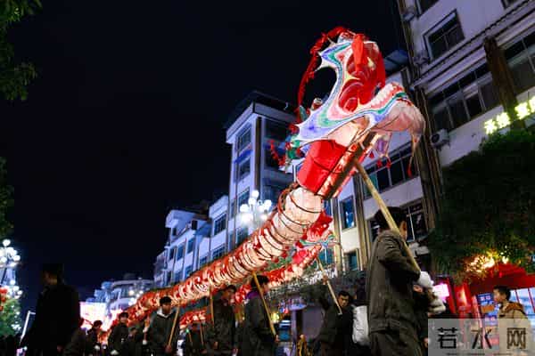 文化中国行·镜头里的非遗年｜“施秉龙灯”闹新春