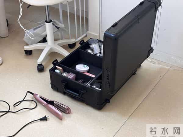 00后在武汉开共享化妆室：提供专业的化妆场地月租1000元，面向自由及新人化妆师