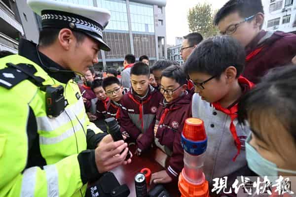 “童眼看交警 执笔话交通”立体安全教育走进南京中华中学
