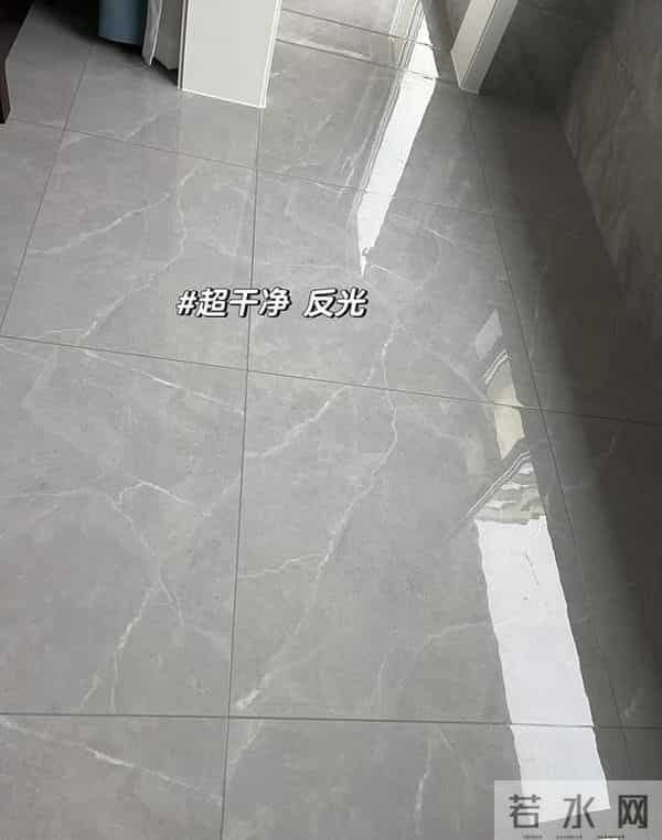 清水拖地等于白拖，教你个绝招，地板光洁如新，一周不拖照样干净