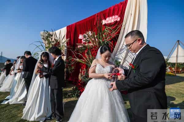 浙江诸暨：美丽乡村举办甜蜜集体婚礼