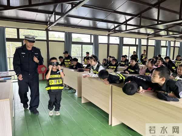 交通安全伴成长 警校共建护平安