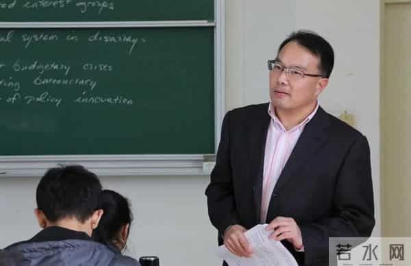 储殷教授解读英语的重要性，指出三点事实，家长听后内心五味杂陈