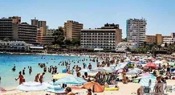 38岁已婚女对18岁的男孩动手动脚，毫无边界感！现已被抓