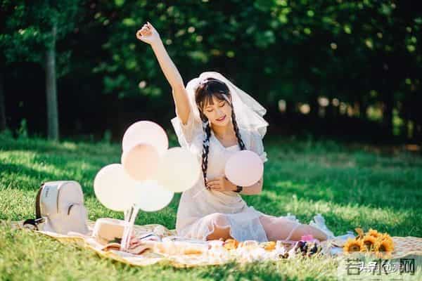 精选五首风格迥异、情感深邃的爱情巅峰之作，以飨文友