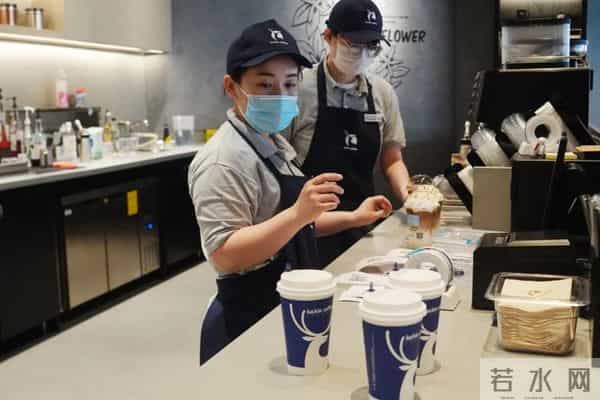 风暴中的瑞幸员工：在焦点外生存的普通人