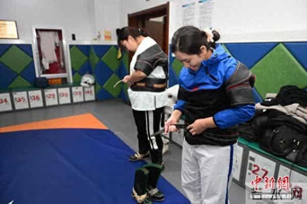 呼和浩特高校搏克课：学生从对抗中学会坚韧