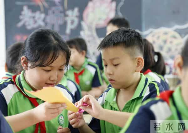 图集｜河南多地欢庆教师节 童心祝福感念师恩