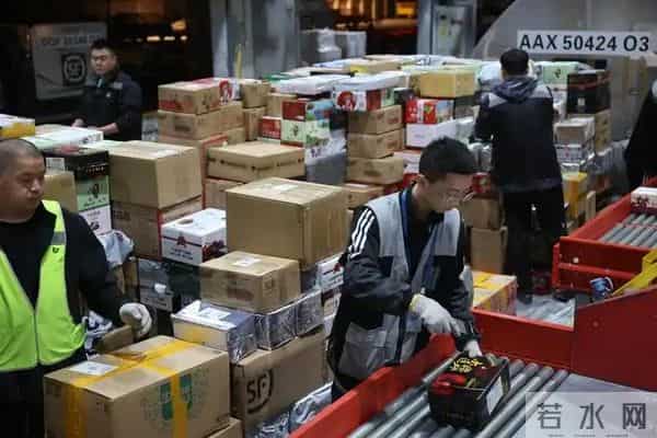 网购——指尖上的繁华与街角的沉寂