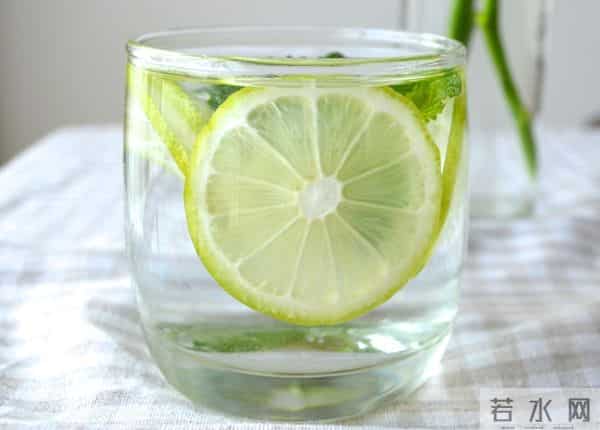 喝柠檬水，6大好处找上你，医生：3类人不要喝，会伤身