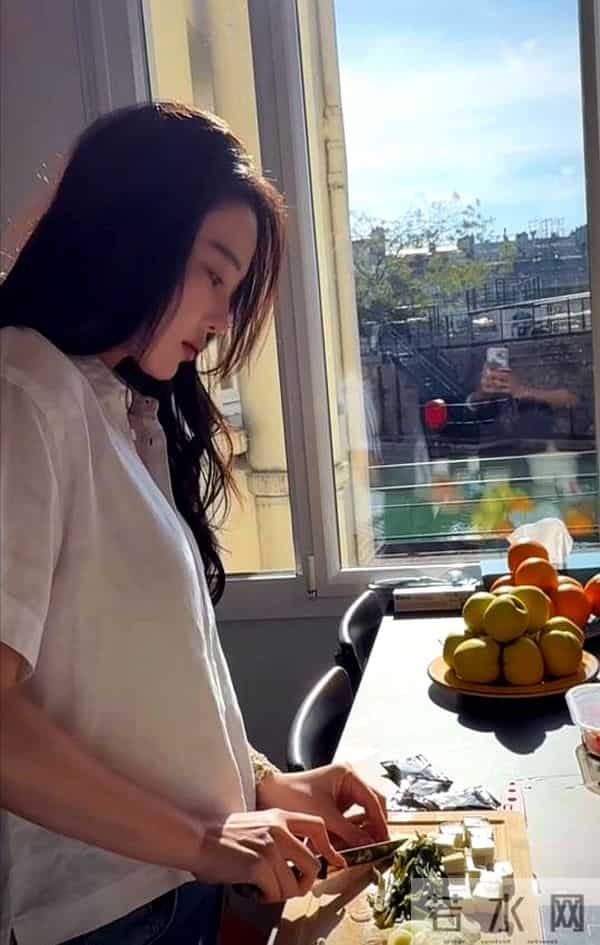 张馨予系围裙洗菜！丈夫偷拍背影，网友却说这才是真婚姻