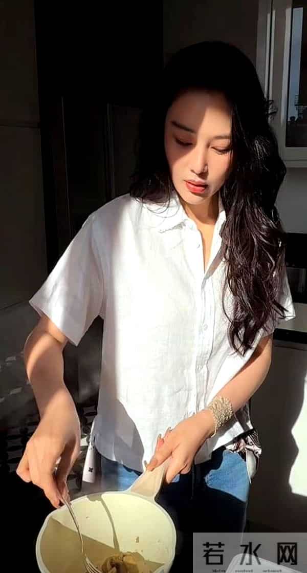 张馨予系围裙洗菜！丈夫偷拍背影，网友却说这才是真婚姻