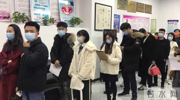 “marry me?”“yes!”扎堆领证!新人手写特殊字母记录“浪漫时刻”