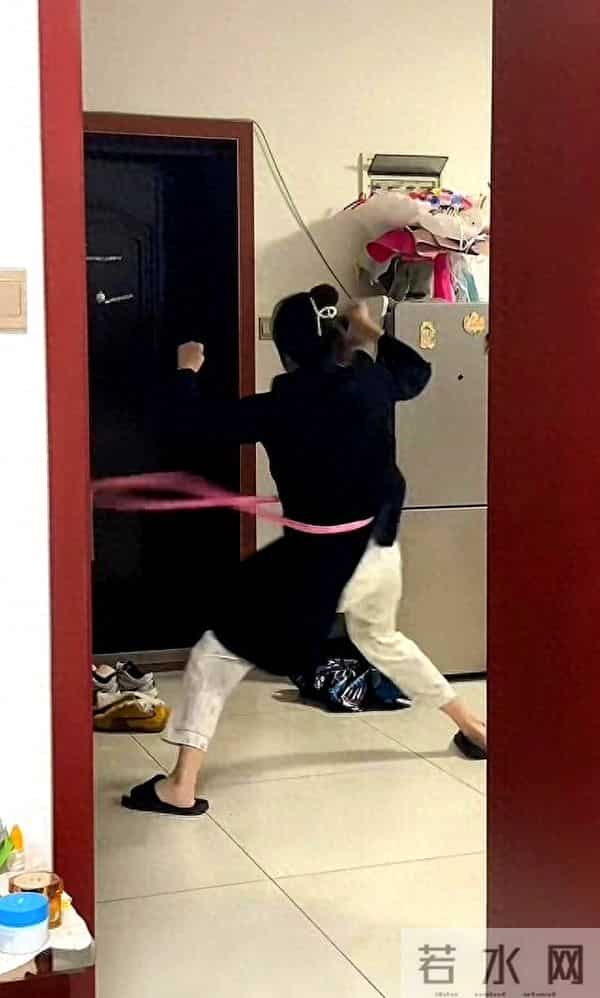 笑麻了!女子转软呼啦圈像发动拖拉机,网友:拖地拿起来都嫌麻烦