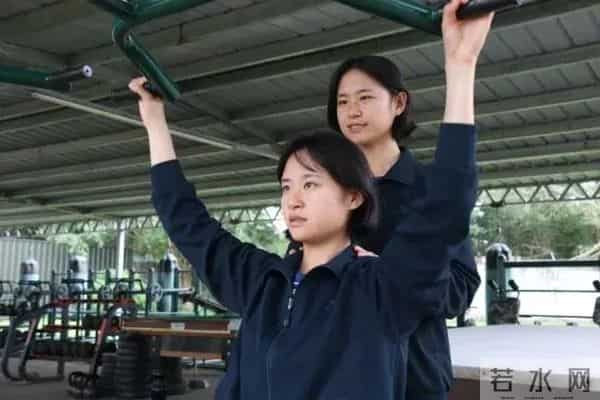 复制粘贴的飒!军中“姐妹花”