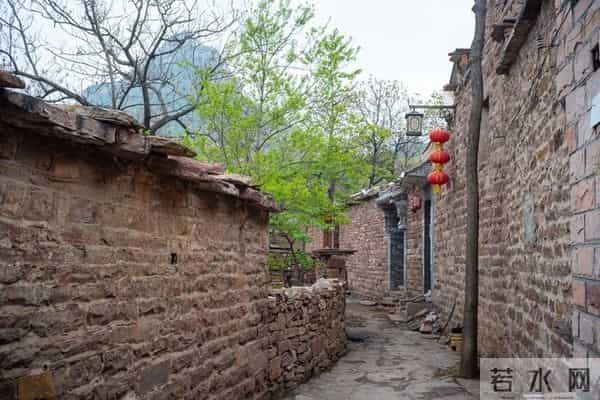 公司新来的00后秘书，第一天上班，就穿了黑丝和包臀裙