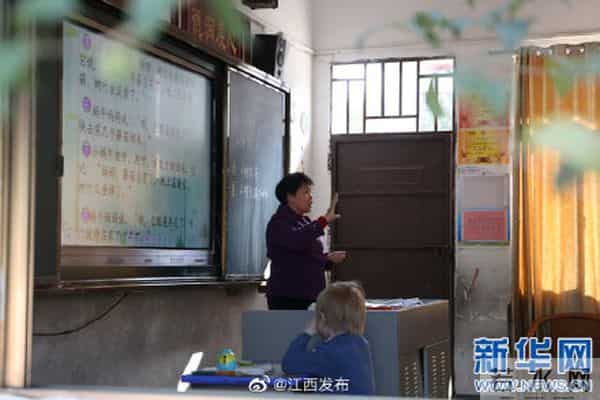 不离不弃 她是留守孩子的“老师妈妈”