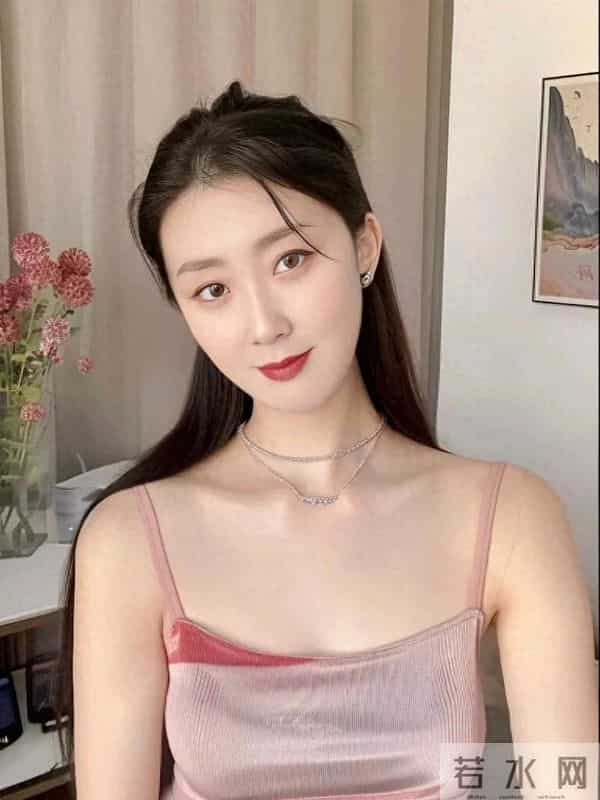 以下为您生成一篇关于跨境电商的论文示例