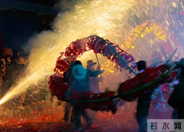 文化中国行·镜头里的非遗年｜“施秉龙灯”闹新春