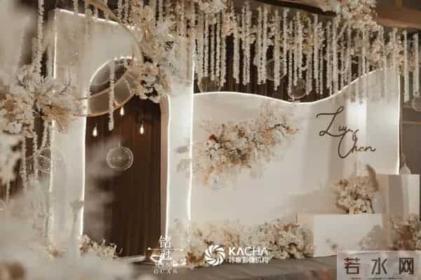 这场简洁却不失高雅的香槟色+金色系韩式婚礼，带着温暖的高级感