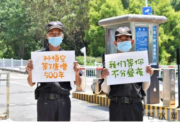 刷屏了！开学季最暖高校横幅来袭，学生：戳中我的小心脏