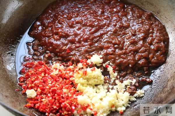 秋冬季节的下饭神器，我家每年必做的牛肉酱，拌饭拌面超香