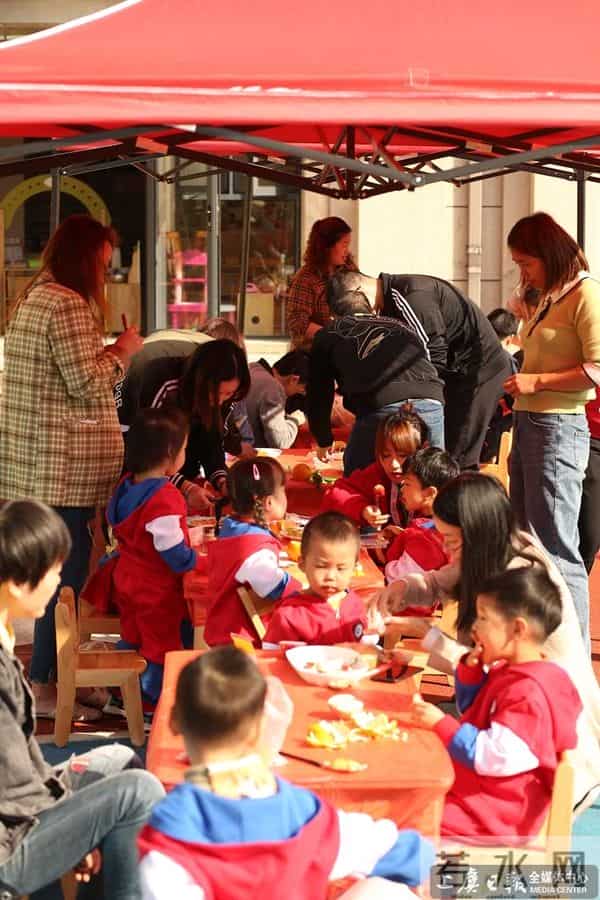 爱弥儿幼儿园上源府分园举行亲子DIY创意水果拼盘活动