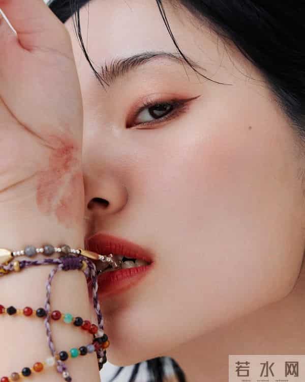 88年我偷偷看录像带,被嫂子发现,她没骂我,反而坐下一起看