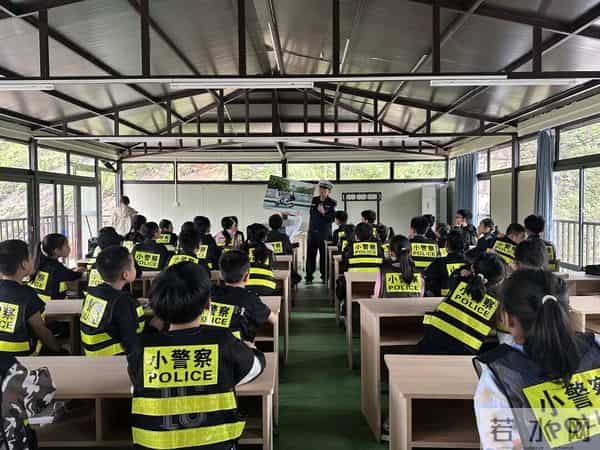 交通安全伴成长 警校共建护平安