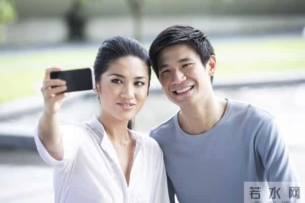 和25岁女秘书在办公室加班,她突然关了灯,黑暗中只剩喘息声