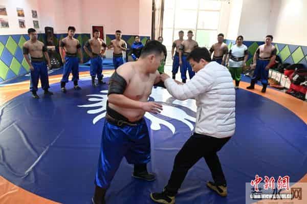 呼和浩特高校搏克课：学生从对抗中学会坚韧