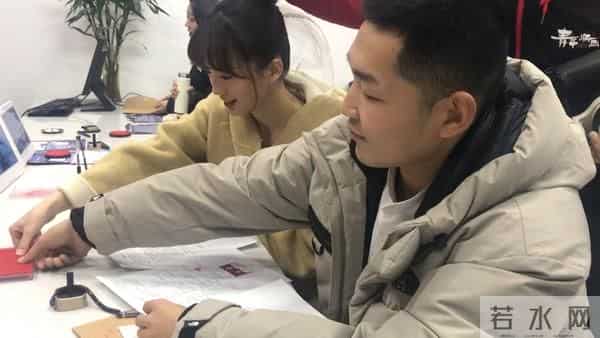 “marry me?”“yes!”扎堆领证!新人手写特殊字母记录“浪漫时刻”