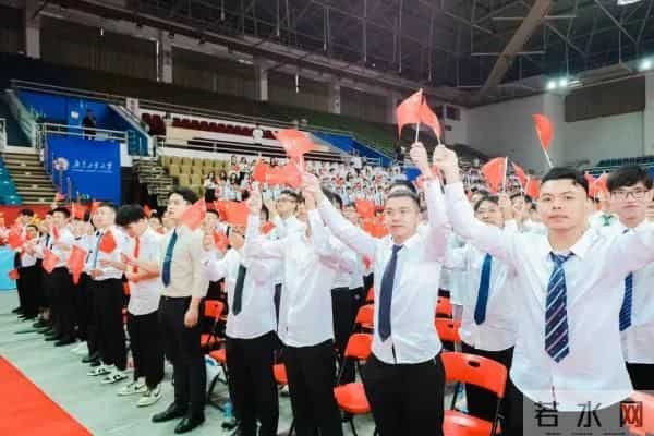 毕业典礼惊现最短致辞，14个字，20秒，全场欢呼！