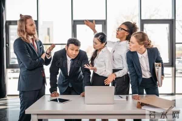 公司新来的00后秘书，第一天上班，就穿了黑丝和包臀裙