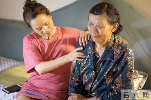 公司新来的00后秘书，第一天上班，就穿了黑丝和包臀裙